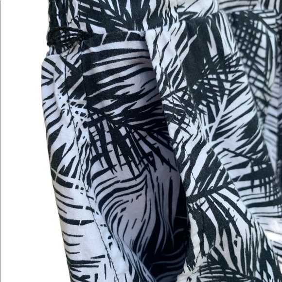 GUESS Floral Halter Sundress Black And White Medium Neck Tie Lining POCKETS - Picture 6 of 10